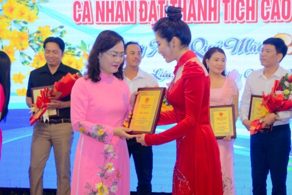 Như Huỳnh xúc động được tuyên dương thành tích cao năm 2022