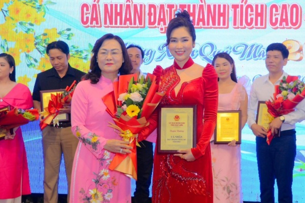 Như Huỳnh xúc động được tuyên dương thành tích cao năm 2022