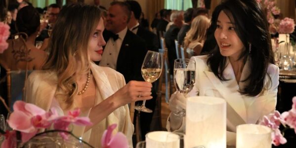 Đệ nhất phu nhân Hàn Quốc trò chuyện cùng Angelina Jolie