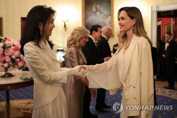 Đệ nhất phu nhân Hàn Quốc trò chuyện cùng Angelina Jolie