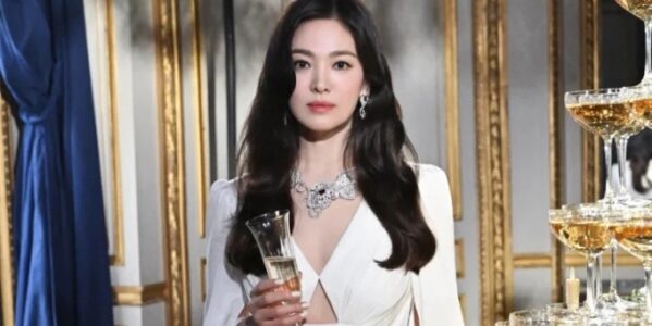 Song Hye Kyo bối rối khi đông fan chờ đón ở sân bay