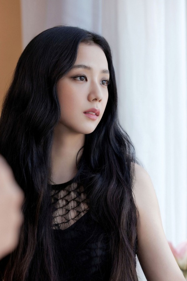 Jisoo (Blackpink) tiết lộ mẹo dưỡng da không nếp nhăn
