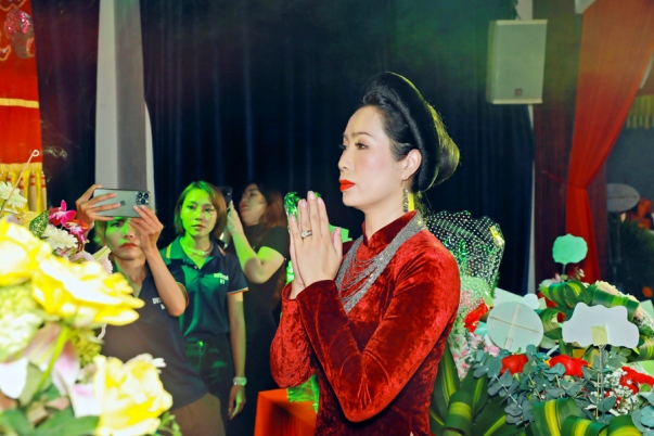 NSƯT Trịnh Kim Chi tổ chức giỗ Tổ quy tụ dàn sao Việt