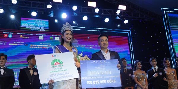 Nguyễn Minh Anh đăng quang Hoa khôi Duyên dáng Ngoại thương 2023