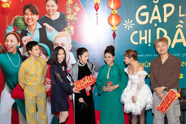 Dương Cẩm Lynh xinh đẹp, sang trọng tại Lễ ra mắt phim Gặp lại chị bầu